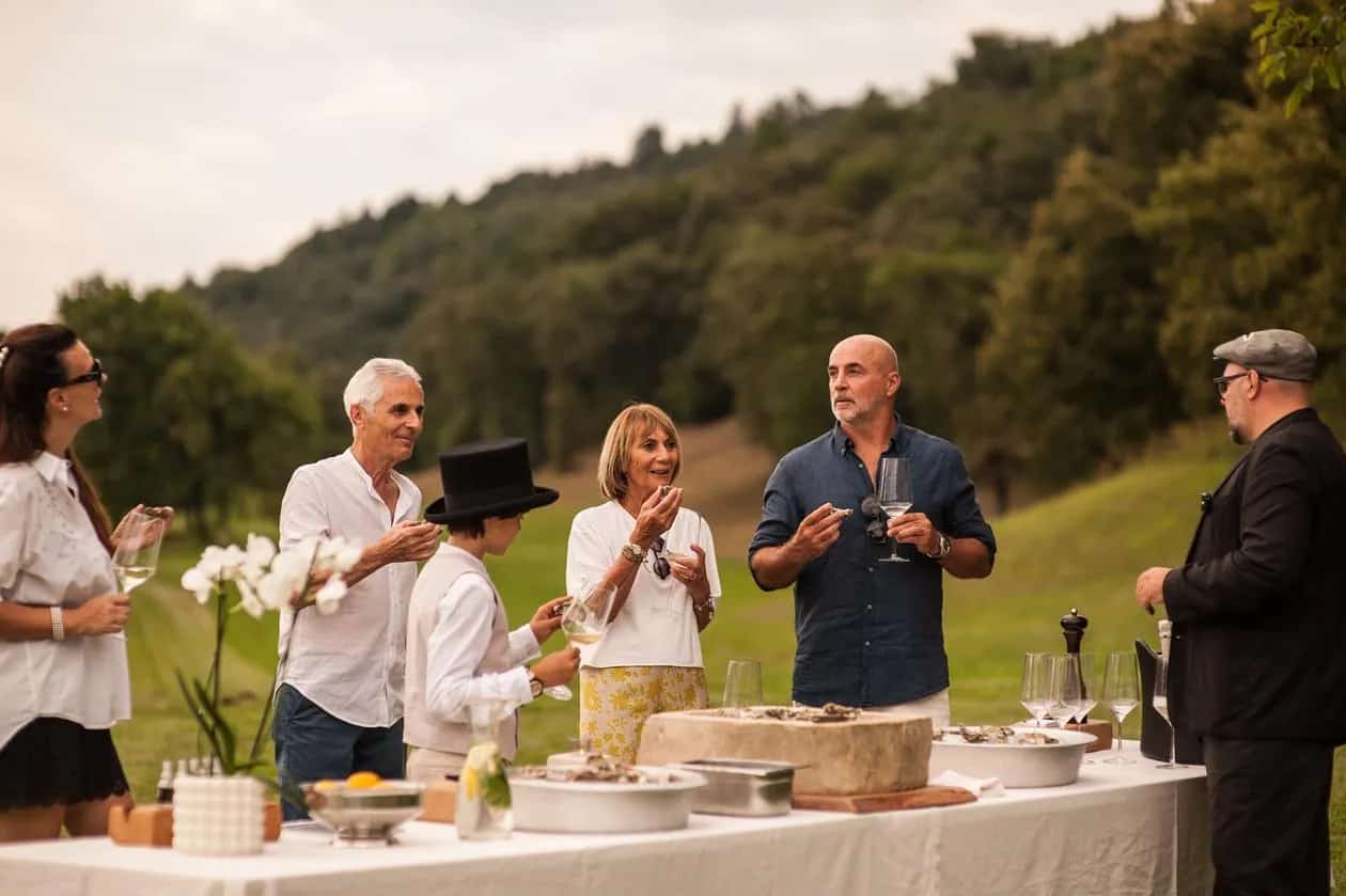 A convivial open-air merenda with seasonal local products and a few glasses of wine